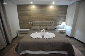 Suíte, 1 cama de casal, para não fumantes, banheira de hidromassagem | Frigobar, cofres nos quartos, escrivaninha, Wi-Fi de cortesia