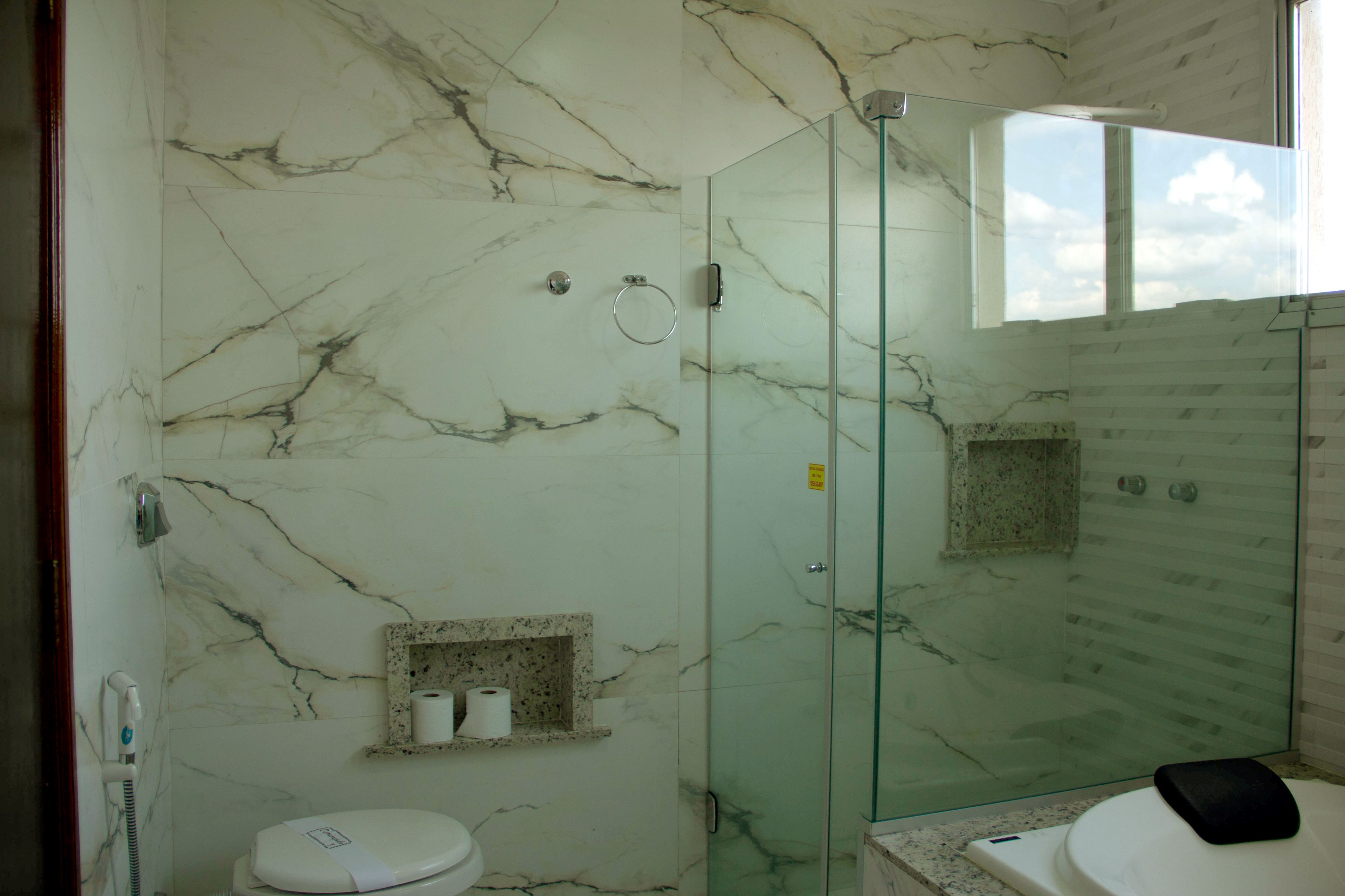 suite, 1 double bed, non smoking, jetted tub | bathroom | free toiletries, hair dryer, towels