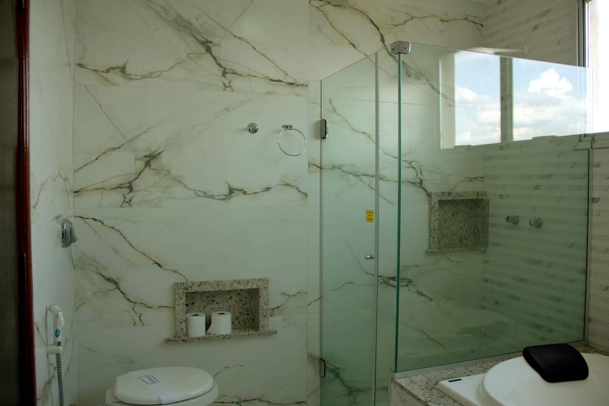 suite, 1 double bed, non smoking, jetted tub | bathroom | free toiletries, hair dryer, towels