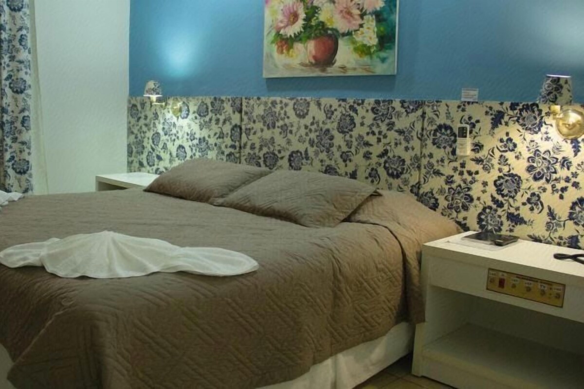 Minibar, in-room safe, desk, WiFi (free)