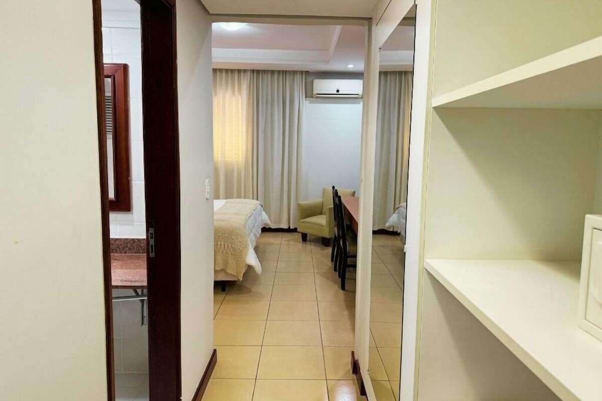 Minibar, in-room safe, desk, WiFi (free)