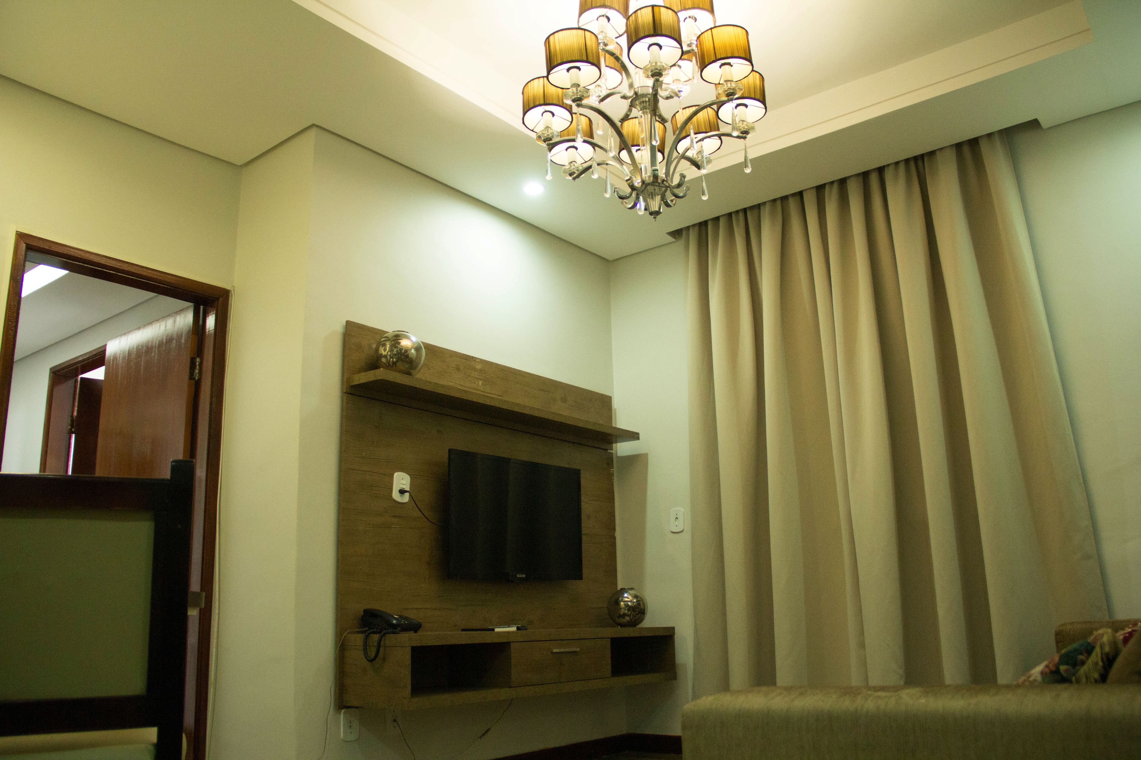 suite, 1 double bed, non smoking, jetted tub | living area