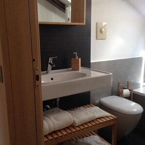 Combined shower/bathtub, hair dryer, bidet, towels - DUOMO 326 in the historic center of Naples (Napoli)