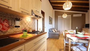 Réfrigérateur, four, plaque de cuisson, bouilloire électrique