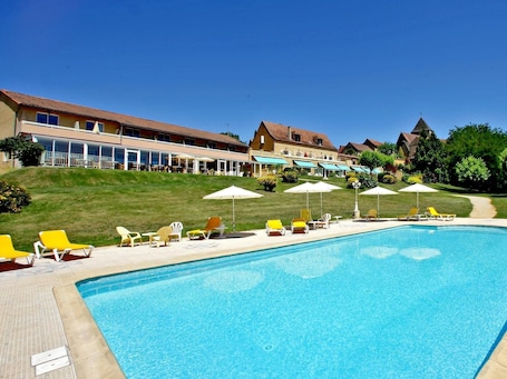 Pool. Furnished accommodation in the countryside