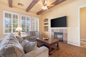 Flat-screen TV, fireplace, Netflix, Hulu