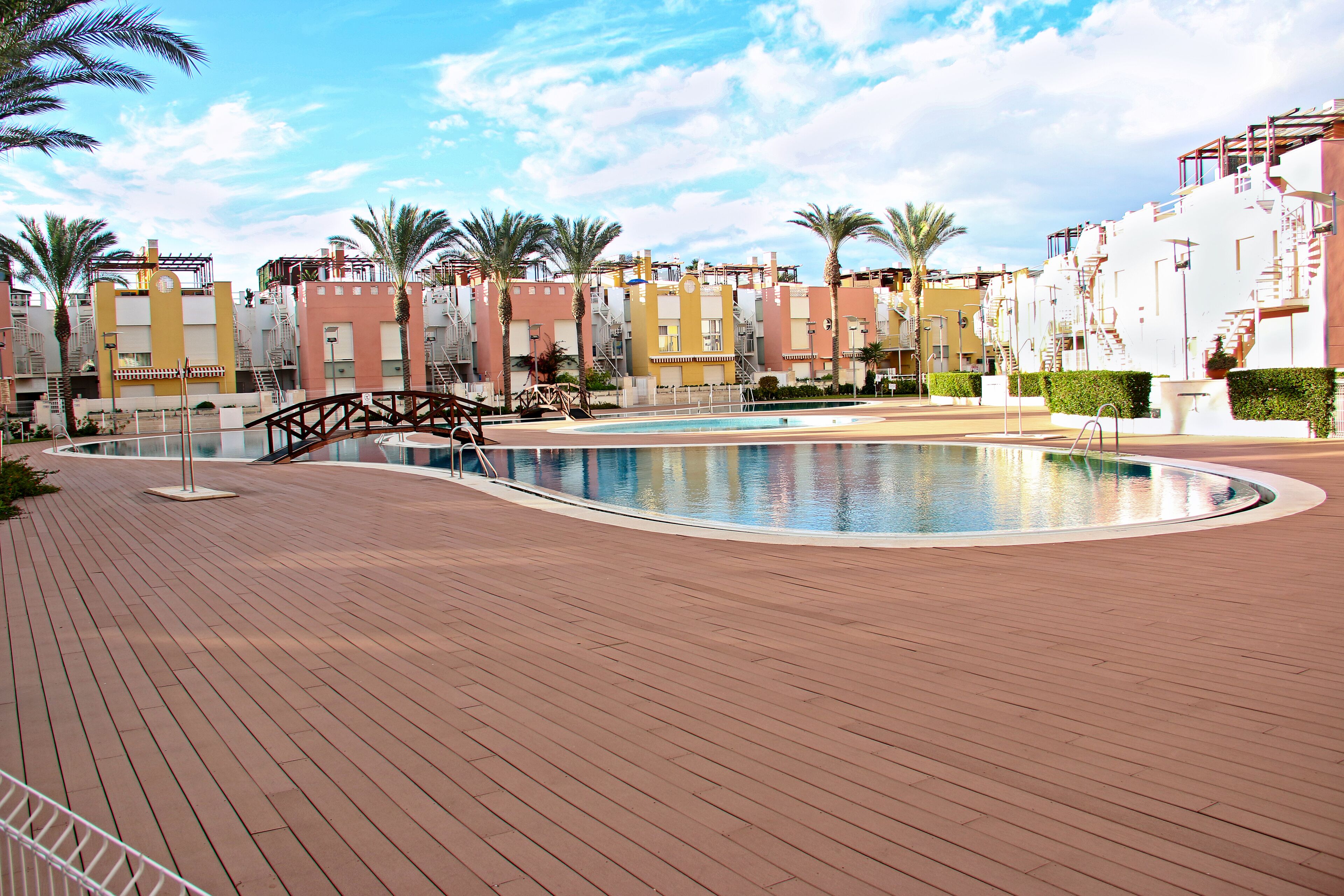 Een binnenzwembad en een buitenzwembad