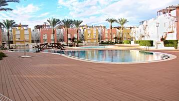 Piscine couverte, piscine extérieure