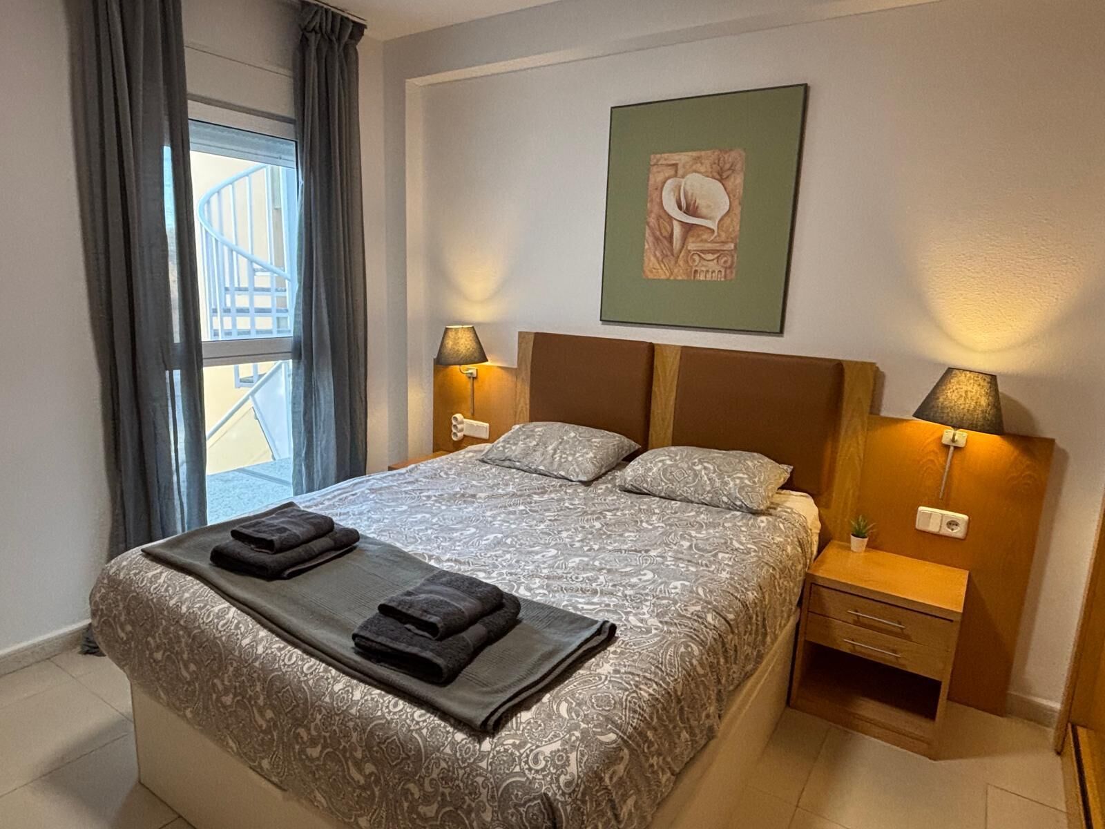2 slaapkamers, een bureau, een strijkplank/strijkijzer, gratis wifi