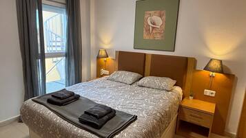 2 slaapkamers, een bureau, een strijkplank/strijkijzer, gratis wifi