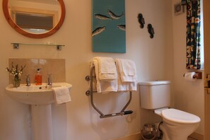 Ducha, secador de pelo, toallas y jabón