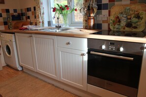 冷蔵庫、電子レンジ、オーブン、コンロ