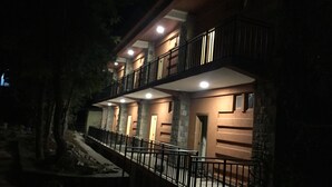 Un edificio de varios pisos con balcones y una escalera que conduce a la entrada.