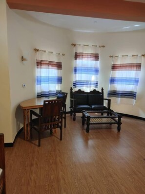 Dobbeltrom – superior, byutsikt | Oppholdsområde | TV