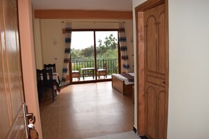 Quarto duplo superior, várias camas, para não fumantes, vista para a cidade | Terraço/pátio