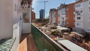 A balcony with a view of a residential area, including buildings and a construction crane in the background. - Barcelona Fair 5min walking. TOP 300mb WiFi (L'Hospitalet de Llobregat)