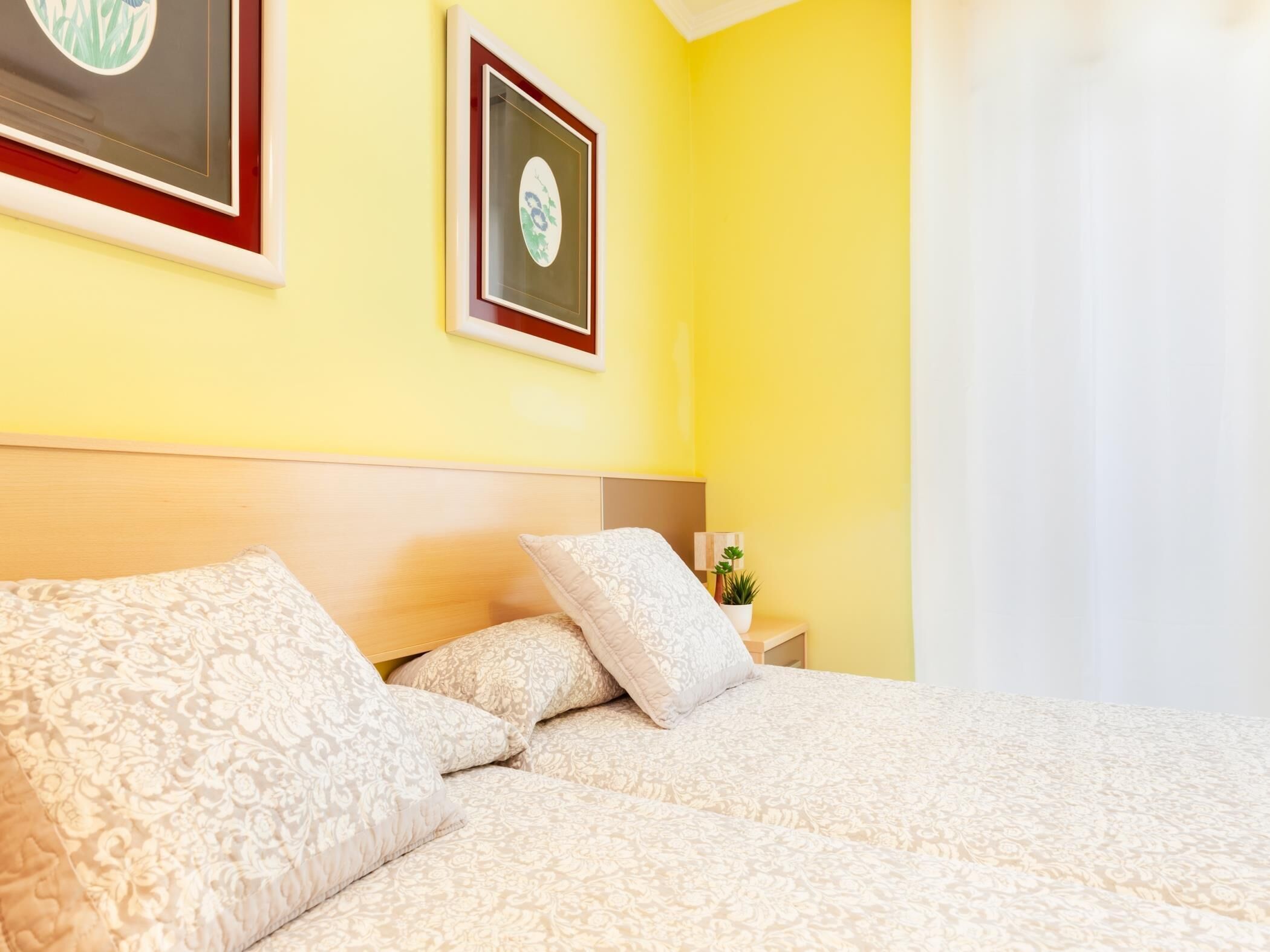 3 slaapkamers, een strijkplank/strijkijzer, internet, beddengoed