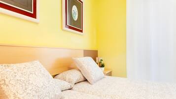 3 slaapkamers, een strijkplank/strijkijzer, internet, beddengoed