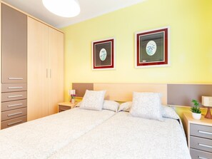3 slaapkamers, een strijkplank/strijkijzer, internet, beddengoed