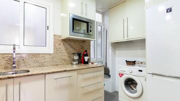 Een koelkast, een magnetron, een oven, een vaatwasser