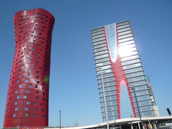 Two modern high-rise buildings with a clear sky. - Barcelona Fair 5min walking. TOP 300mb WiFi (L'Hospitalet de Llobregat)