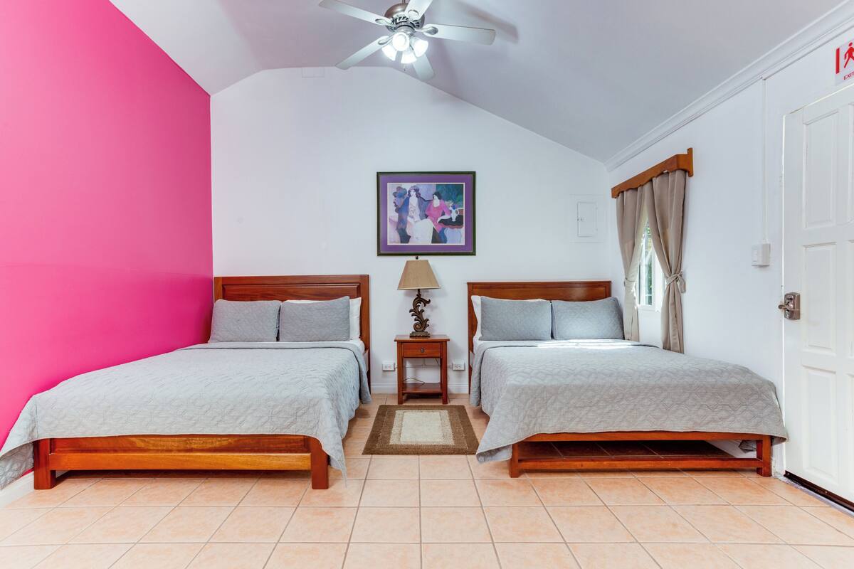 Kamar Standar, Beberapa Tempat Tidur, Bebas Asap Rokok | Seprai premium, bantalan ekstra lembut, dan tirai kedap cahaya