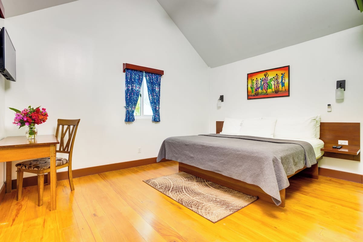 Cottage Deluks, 1 Tempat Tidur King, Bebas Asap Rokok | Seprai premium, bantalan ekstra lembut, dan tirai kedap cahaya