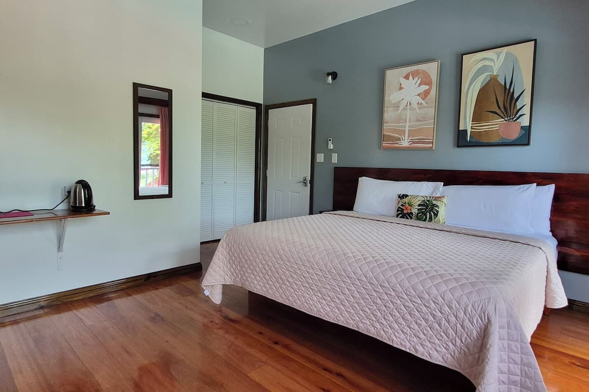 Kamar Deluks, 1 Tempat Tidur King, pemandangan laut terbatas | Seprai premium, bantalan ekstra lembut, dan tirai kedap cahaya