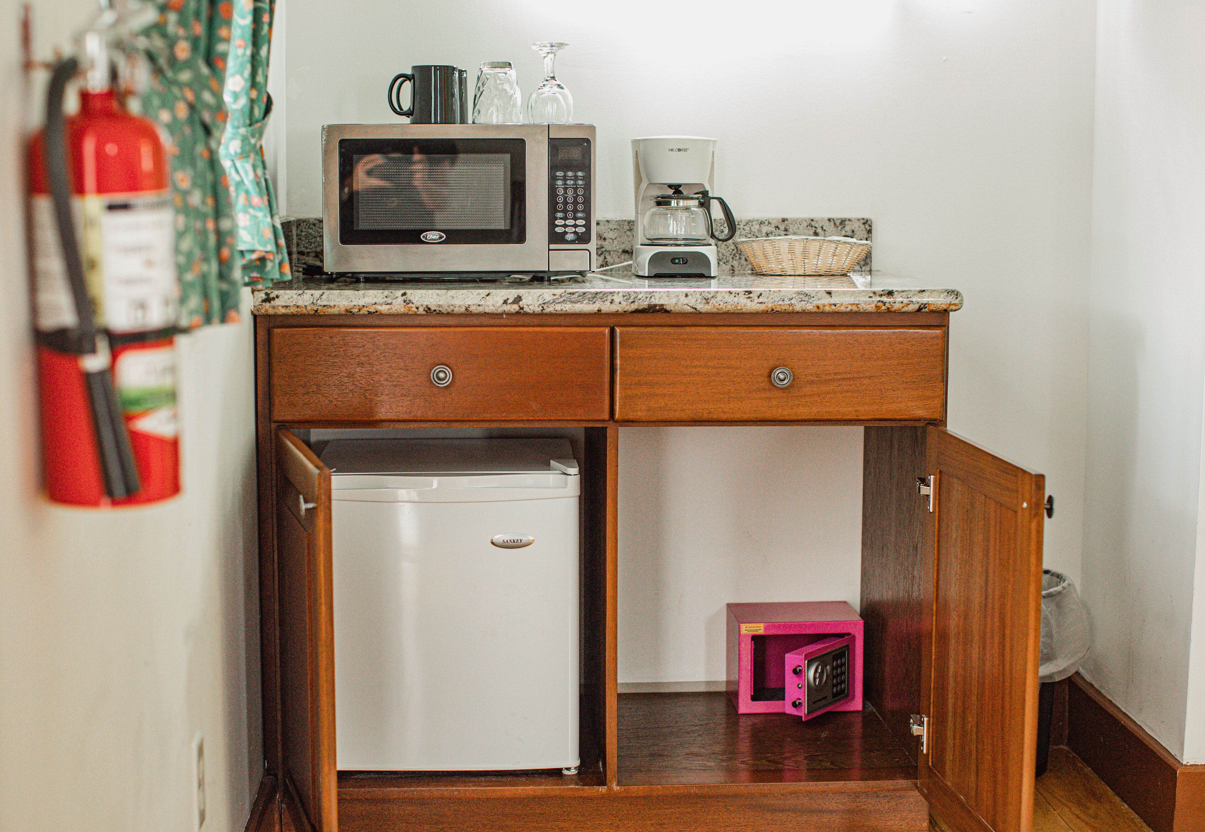 deluxe cottage, 1 king bed, non smoking | mini fridge