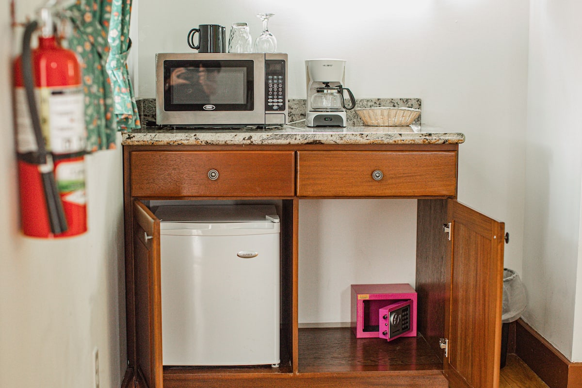 deluxe cottage, 1 king bed, non smoking | mini fridge