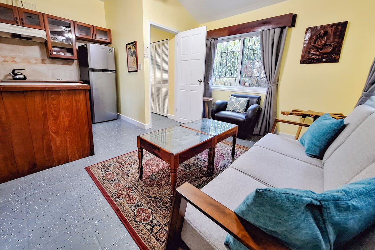 Cottage Standar, 1 Tempat Tidur Queen, dapur kecil | Area keluarga | Televisi LCD 32-inci dengan saluran TV digital dan TV