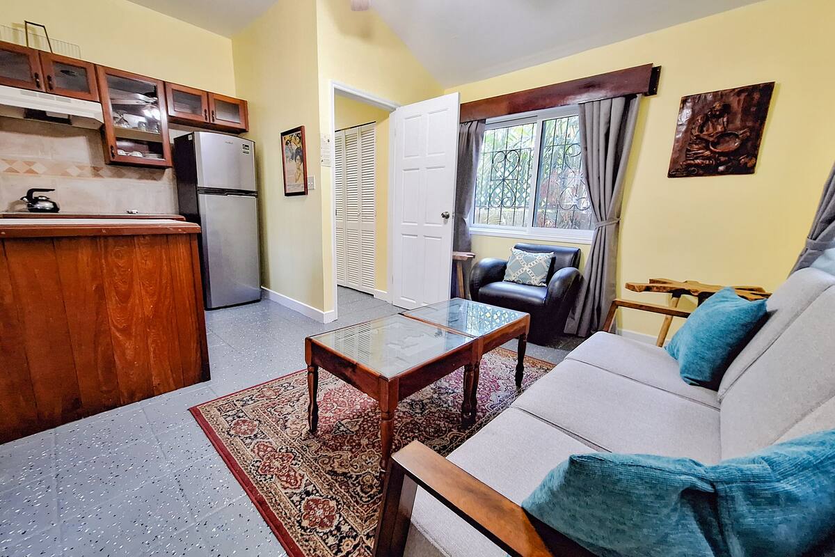 standard cabin, 1 queen bed, non smoking, kitchenette | living area | 32-inch lcd tv with cable channels, tv