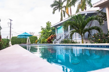 2 piscinas al aire libre, sillones reclinables de piscina