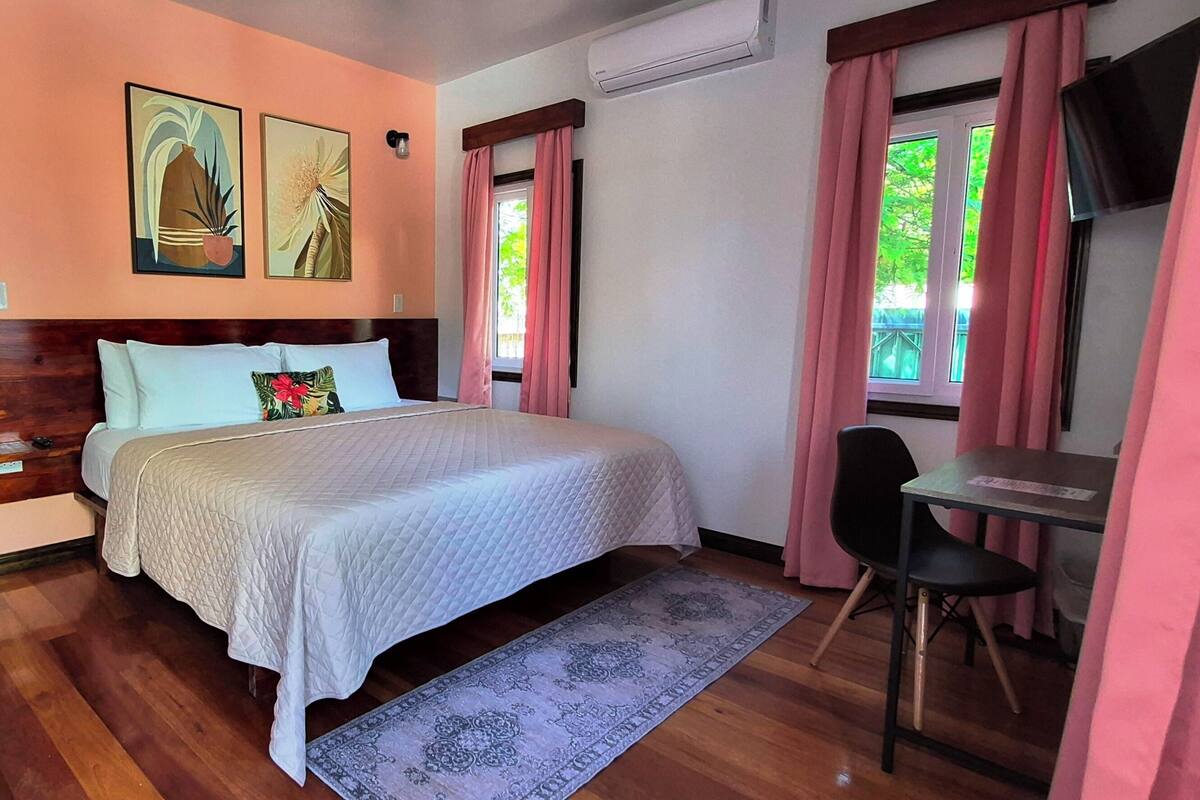 Kamar Deluks, 1 Tempat Tidur King, pemandangan kolam renang | Seprai premium, bantalan ekstra lembut, dan tirai kedap cahaya