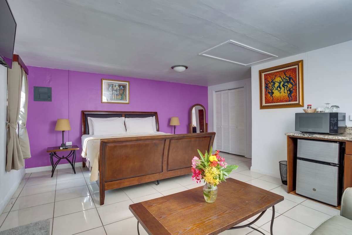 Kamar Standar, 1 Tempat Tidur King, Bebas Asap Rokok | Seprai premium, bantalan ekstra lembut, dan tirai kedap cahaya