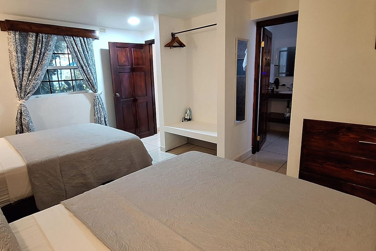 Kamar Standar, 2 Tempat Tidur Double, dapur kecil | Seprai premium, bantalan ekstra lembut, dan tirai kedap cahaya