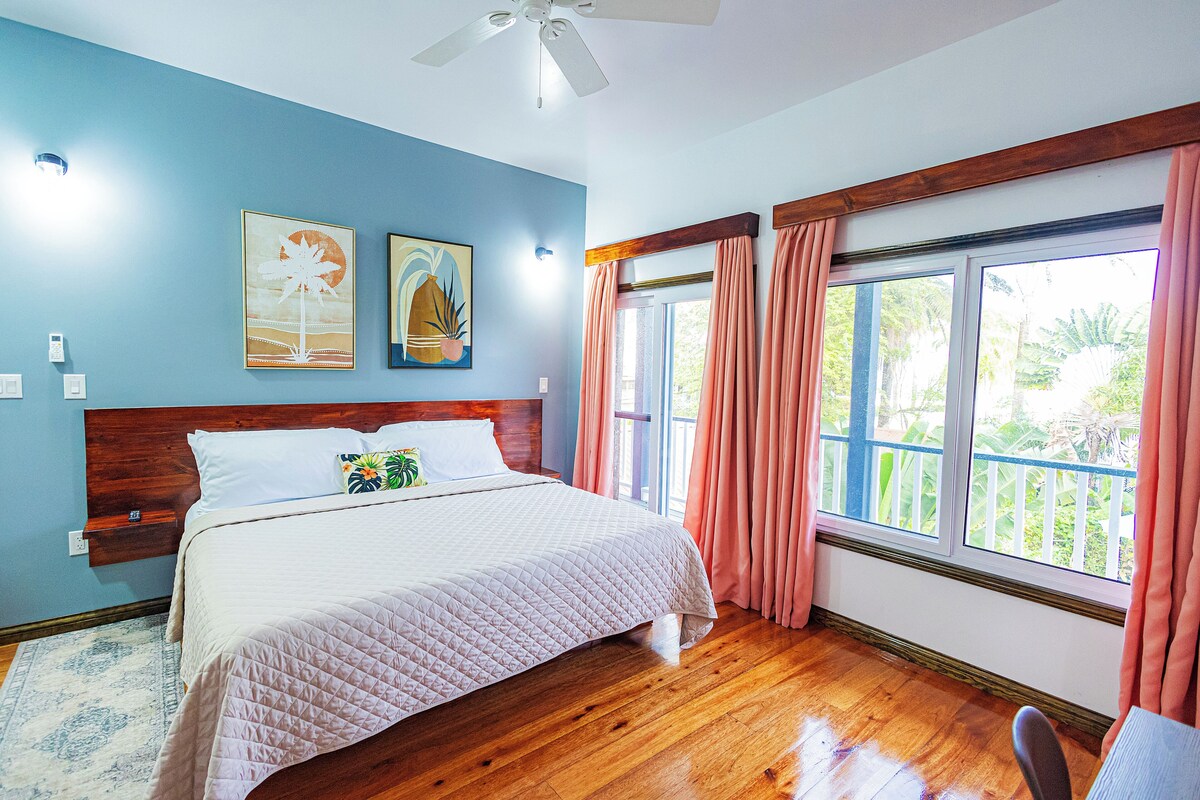 Habitación Deluxe, 1 cama de matrimonio grande, vistas parciales al mar | Ropa de cama de alta calidad y colchones con acolchado adicional