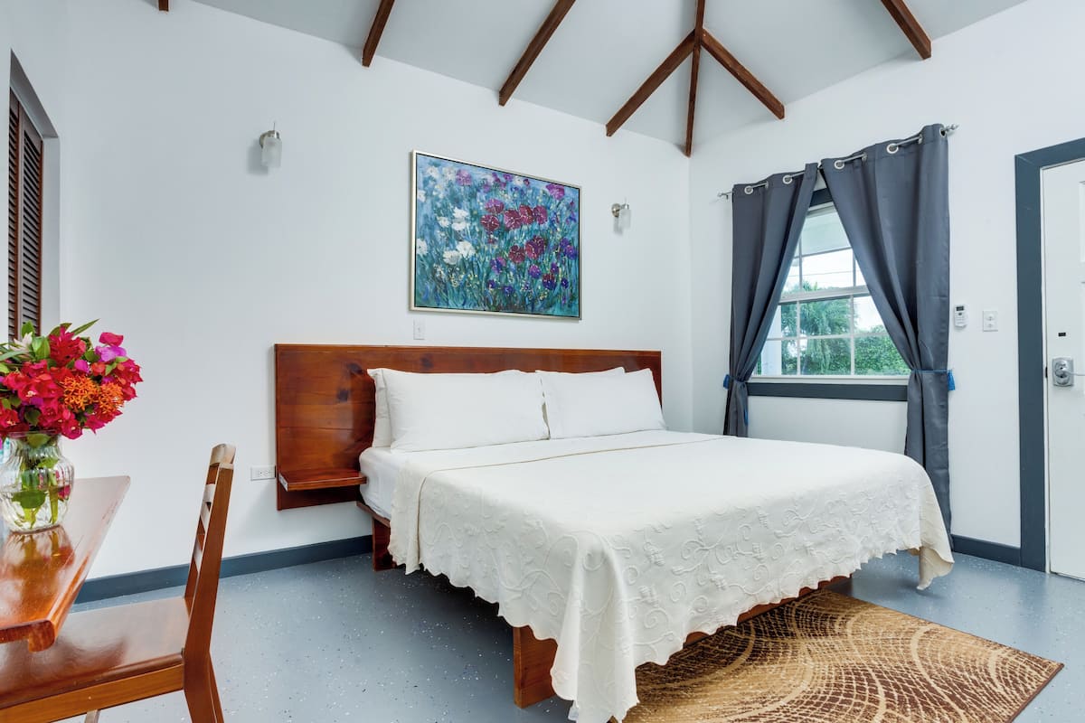Kamar Comfort, 1 Tempat Tidur King, Bebas Asap Rokok | Seprai premium, bantalan ekstra lembut, dan tirai kedap cahaya