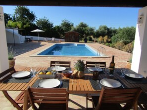 Una piscina al aire libre