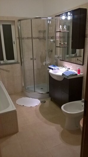 Bathtub, hair dryer, bidet, towels - CASA NATUREZA quiet PRIVATE SWIMMING POOL and garden (LUZ DE TA)