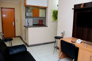 Apartment, 1 Bedroom | Private kitchen | Fridge, microwave, oven, stovetop - Thermas Paradise (Rio Quente)