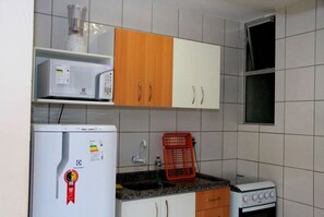 Apartment, 1 Bedroom | Private kitchen | Fridge, microwave, oven, stovetop - Thermas Paradise (Rio Quente)