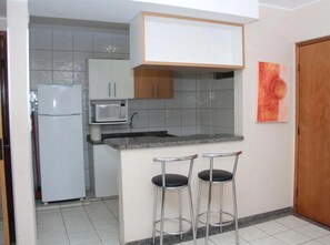 Apartment, 4 Bedrooms | Private kitchen | Fridge, microwave, oven, stovetop - Thermas Paradise (Rio Quente)