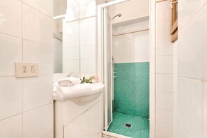 Douche, sĂšche-cheveux, bidet, serviettes fournies