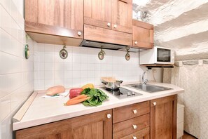 Kühlschrank, Mikrowelle, Ofen, Herdplatte