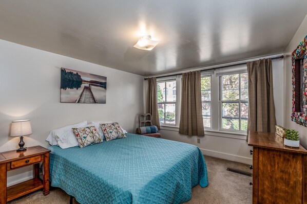 2 bedrooms, iron/ironing board, free WiFi, bed sheets