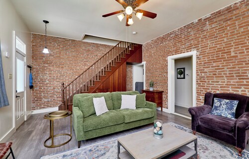 St. Charles 1860's Gem - Sleeps 6!