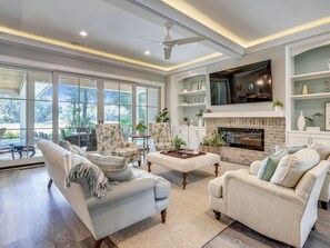 Televisión y chimenea 