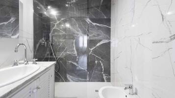 Ensemble douche/baignoire, sĂšche-cheveux, bidet, serviettes fournies