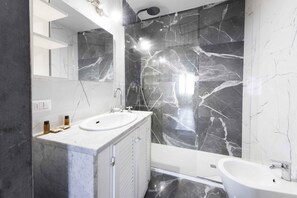 Duschwanne, Haartrockner, Bidet, Handtücher